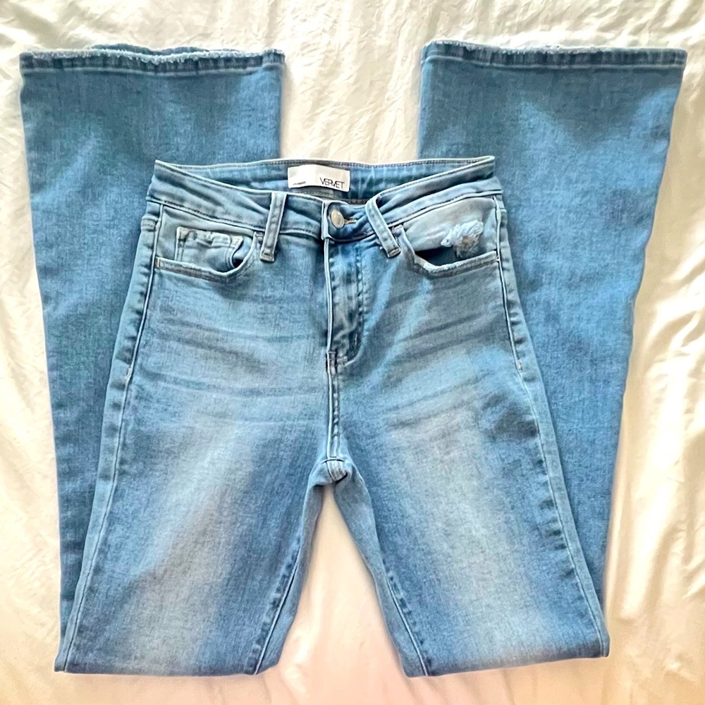 Size 27 Vervet high rise flare jeans. Very stretchy and flattering.